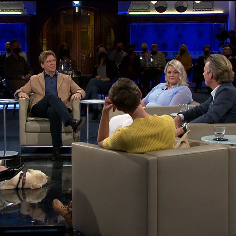 Moderator Michael Steinbrecher und fünf Talk-Gäste in der Sendung Nachtcafé (Foto: SWR)