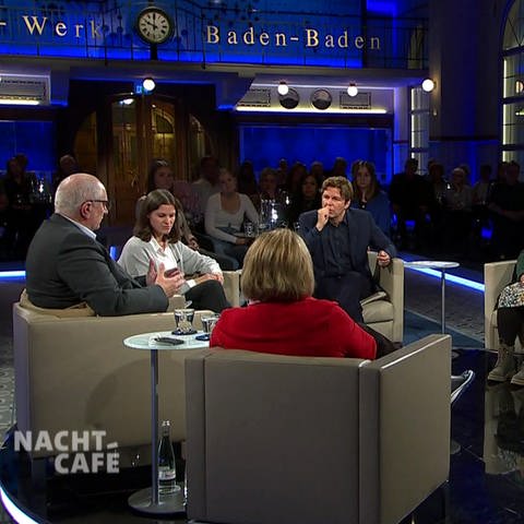 Moderator Michael Steinbrecher mit seinen Talkgästen in der Sendung Nachtcafé (Foto: SWR)