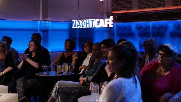 Zuschauer hinter der Talkrunde bei der Aufzeichnung Nachtcafé (Foto: SWR, SWR - Baschi Bender)