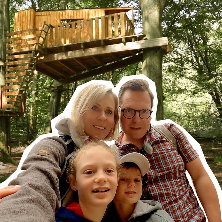 Elisa und Jan checken mit ihren Kindern Lotta und Hannes den Outdoorpark Lauschhütte bei Daxweiler im Hunsrück. (Foto: SWR)