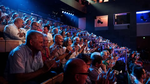 Zuschauer im Staatstheater in Mainz bei der Aufzeichnung Spätschicht (Foto: SWR, Bettina Müller)