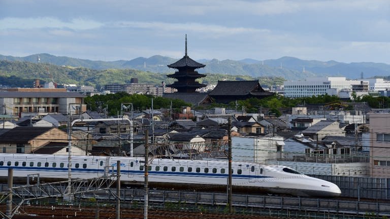 Der Blick von der Aussichtsterrasse des Eisenbahnmuseums von Kyoto.  (Foto: SWR, Harald Kirchner)