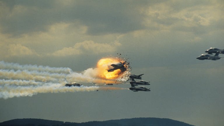 Ein Jet der italienischen Kunstflugstaffel "Frecce tricolori" kollidiert während einer Formation mit zwei anderen Jets und explodiert. Die Schreckensbilanz des Flugtags in Ramstein vom 28.8.1988: 70 Tote und bis zu 1000 Verletzte. (Foto: SWR, picture alliance)