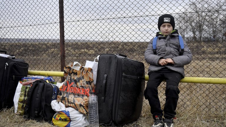 Ukrainian citizens arrive in Romania by crossing the Siret border after Russia's ongoing  (Foto: SWR, picture alliance)