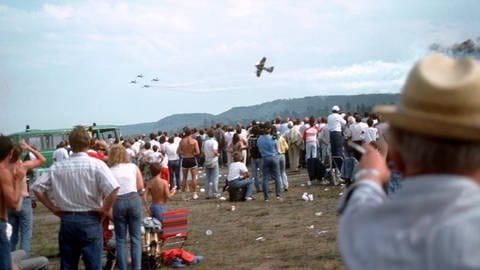 Die abstürzende Maschine rast beim Flugunglück von Ramstein am 28.8.1988 auf die Zuschauermenge zu. (Foto: SWR, picture alliance)