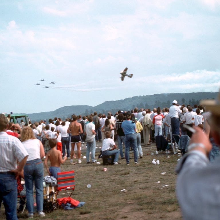 Die abstürzende Maschine rast beim Flugunglück von Ramstein am 28.8.1988 auf die Zuschauermenge zu. (Foto: SWR, picture alliance)