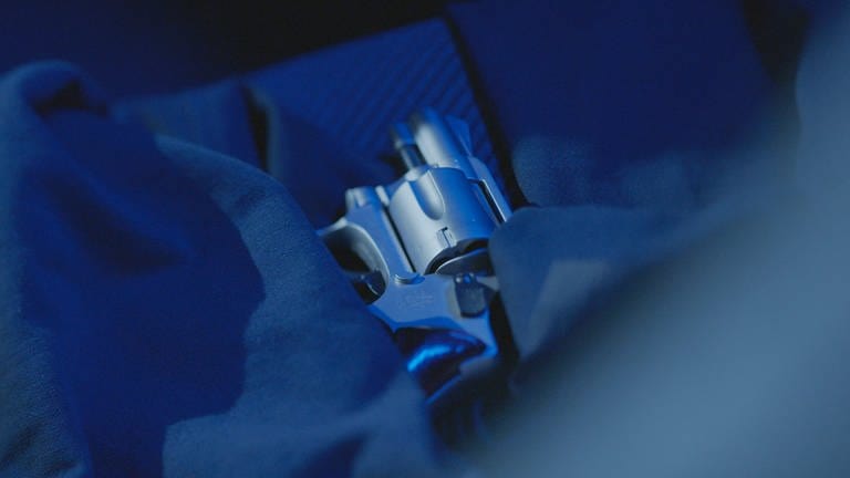 Smith&Wesson Revolver Modell 686 – mit einem Revolver gleichen Typs tötete der 49-jährige Mario N. den jungen Kassierer einer Tankstelle. Szenenfoto aus der ARD-Story „Mord an der Tankstelle. Vom Protest zum Mord“. (Foto: SWR)