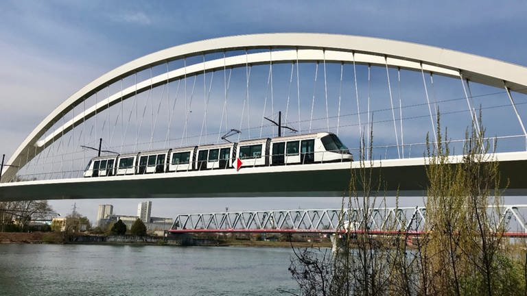 Eine Straßenbahn fährt auf der Beatus Rhenanus Brücke über den Rhein von Straßburg nach Kehl. (Foto: SWR, Ildico Wille)
