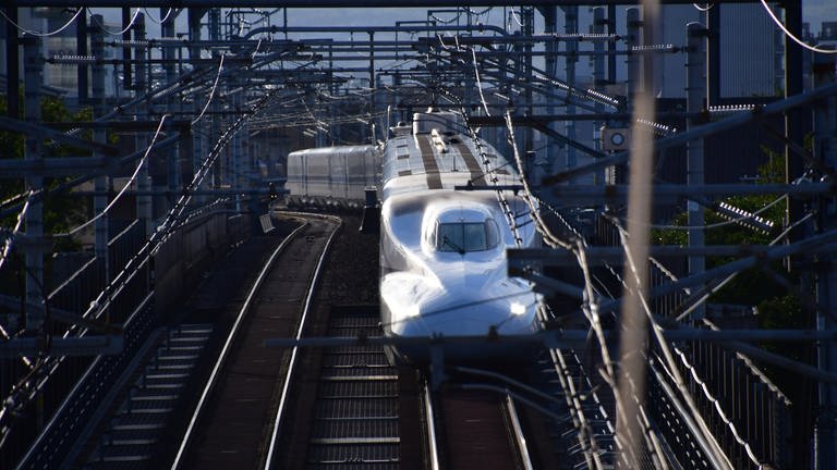 Ein Shinkansen der Baureihe N700 unweit des Hauptbahnhofs von Kyoto. (Foto: SWR, Harald Kirchner)