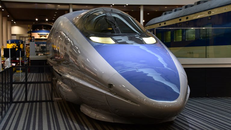 Auch der Shinkansen Baureihe 500 steht schon im Museum. Er war der erste Shinkansen der in den neunziger Jahren planmäßig Geschwindigkeiten von 300 Kilometern pro Stunde gefahren ist. Die anderen Fahrzeuge der Reihe sind noch im Einsatz. (Foto: SWR, Harald Kirchner)