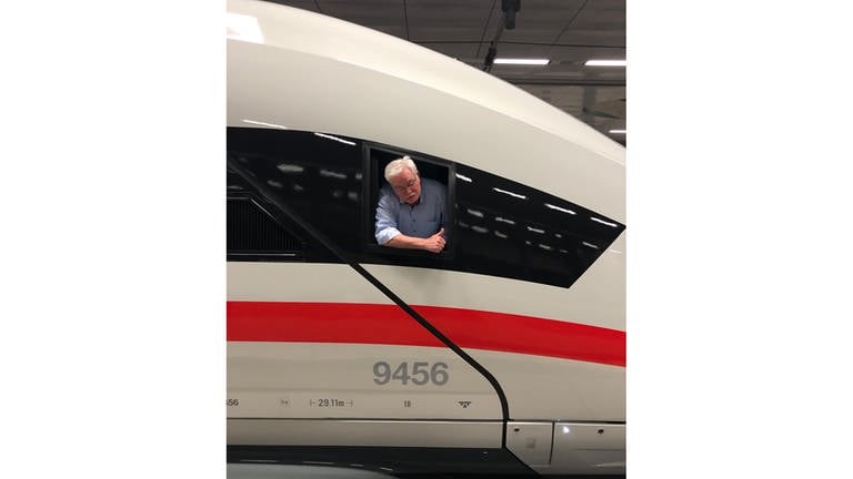 Lokführer Wolfgang Brade am Ende der Übergabefahrt im Berliner Hauptbahnhof. (Foto: SWR, Alexander Schweitzer)