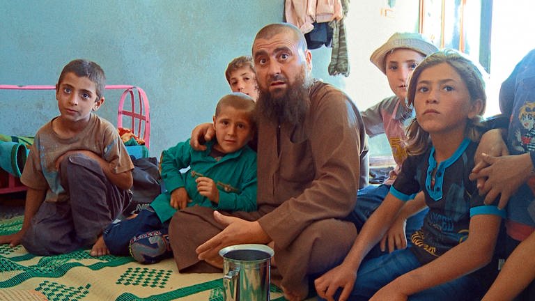 Das Familienoberhaupt Abu Osama im Kreise seiner Söhne (Foto: SWR)