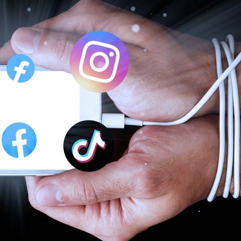 Hände einer Person verbunden mit Smartphone-Kabel, verschiedene Social Media Plattformen Symbole (Foto: SWR)