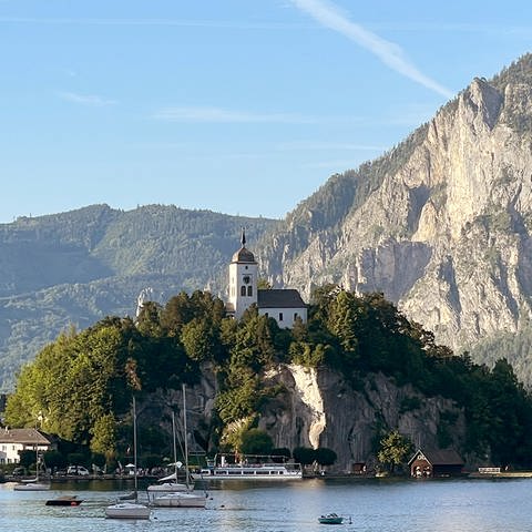 Österreich: eine Insel vor Bergen im See, dem Traunsee im Salzkammergut (Foto: SWR)