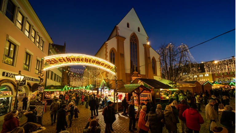 Freiburger Weihnachtsmarkt am Abend (Foto: SWR, FWTM/Baschi Bender)