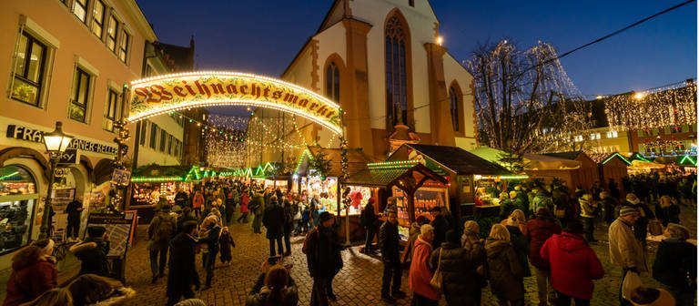 Freiburger Weihnachtsmarkt am Abend (Foto: SWR, FWTM/Baschi Bender)