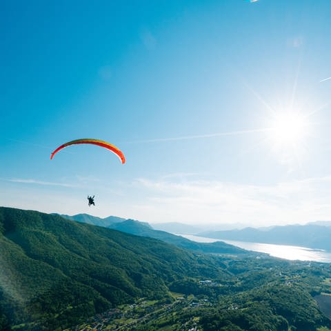 Gleitschirmflieger über Luganer See (Foto: SWR)