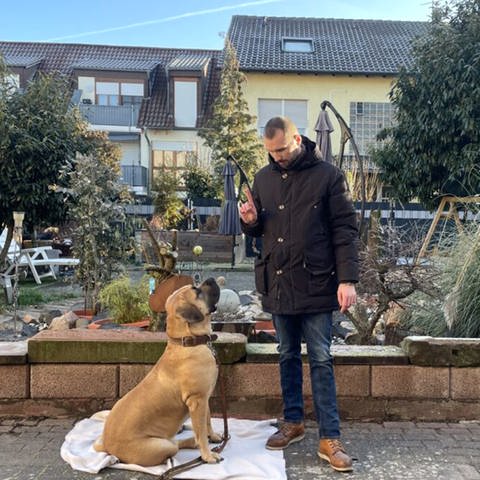 Kunde Nick Wolfgang mit Hund Leo, der Platz macht (Foto: SWR)