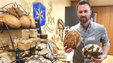 Brotsommelier und Bäckermeister Jörg Schmid mit seinen selbstgebackenen Broten (Foto: SWR)