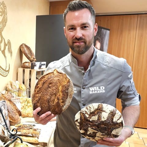 Brotsommelier und Bäckermeister Jörg Schmid mit seinen selbstgebackenen Broten