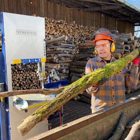 Brennholz wird zugeschnitten