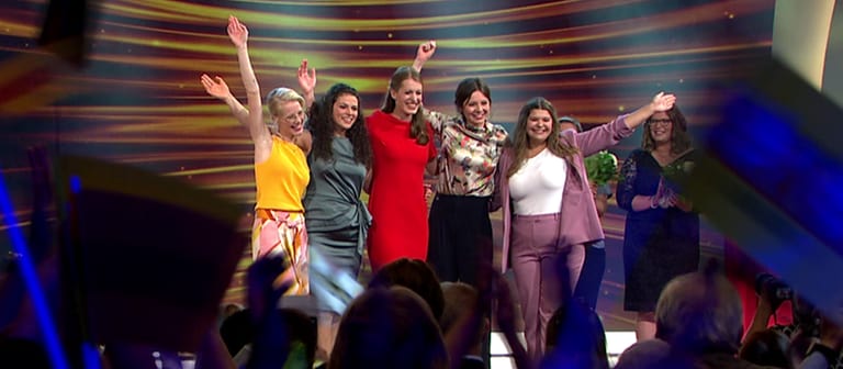 Die fünf Finalistinnen bei der Wahl der Deutschen Weinkönigin: Mariella Cramer, Juliane Schäfer, Luise Böhme, Katrin Lang, Sophie Hanke (v.l.n.r.) (Foto: SWR)