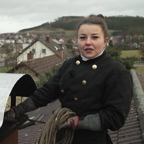 Schornsteinfegermeisterin auf dem Dach (Foto: SWR)