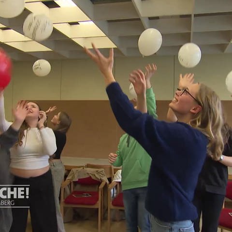 Schülerinnen spielen mit Luftballons