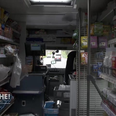 Kleiner Supermarkt im Transportwagen
