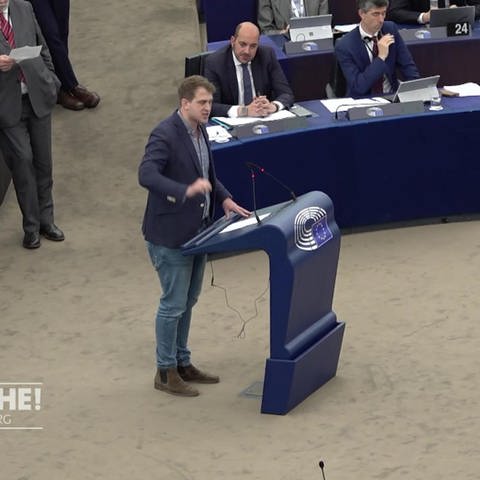 Redner am Pult im EU-Parlament