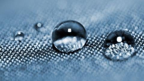 Wassertropfen perlen auf Gewebe ab (Foto: Colourbox, Foto: Colourbox.de -)