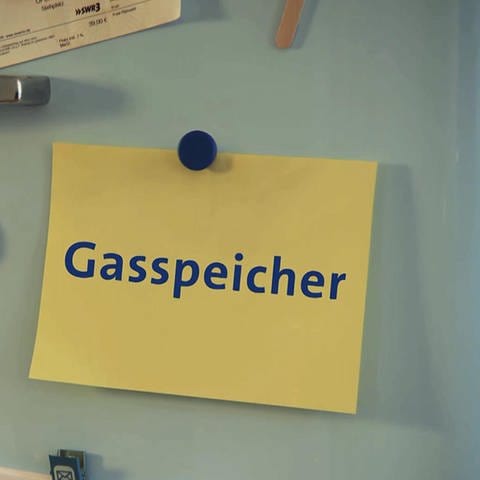 Kühlschranktür mit Post-it mit Wort "Gasspeicher" (Foto: SWR)