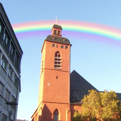 Ein Regenbogen über einer Kirche (Foto: SWR, SWR)