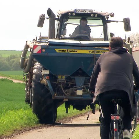 Radfahrer und Landwirt (Foto: SWR)
