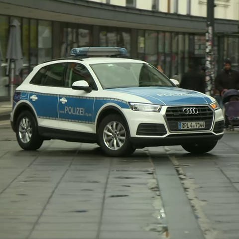 Polizeiauto in der Kaiserslauterer Innenstadt (Foto: SWR)