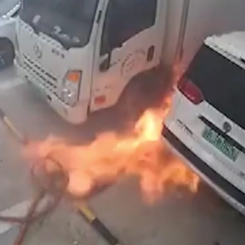 Kameraufnahme zeigt ein flammen-fangendes E-Auto