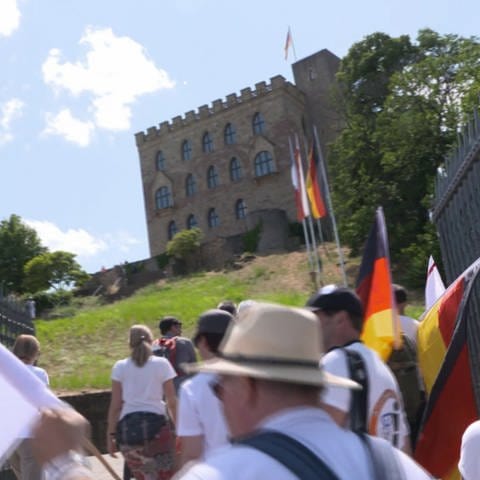 Querdenker belagern das Hambacher Schloss