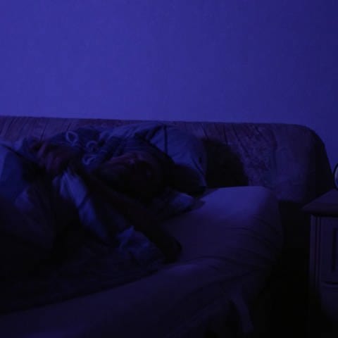 Mann wälzt sich schlaflos im Bett (Foto: SWR, SWR)