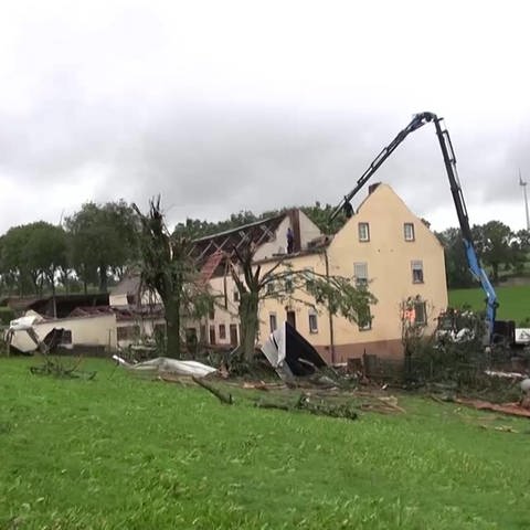Schäden an einem Haus nach Tornado