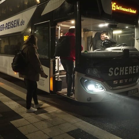 Pendler am Bus (Foto: SWR)