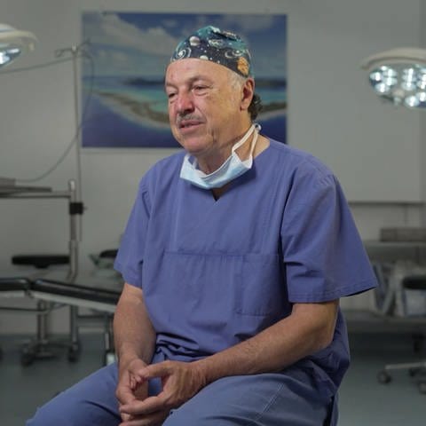 Chirurg André Borsche in Krankenzimmer