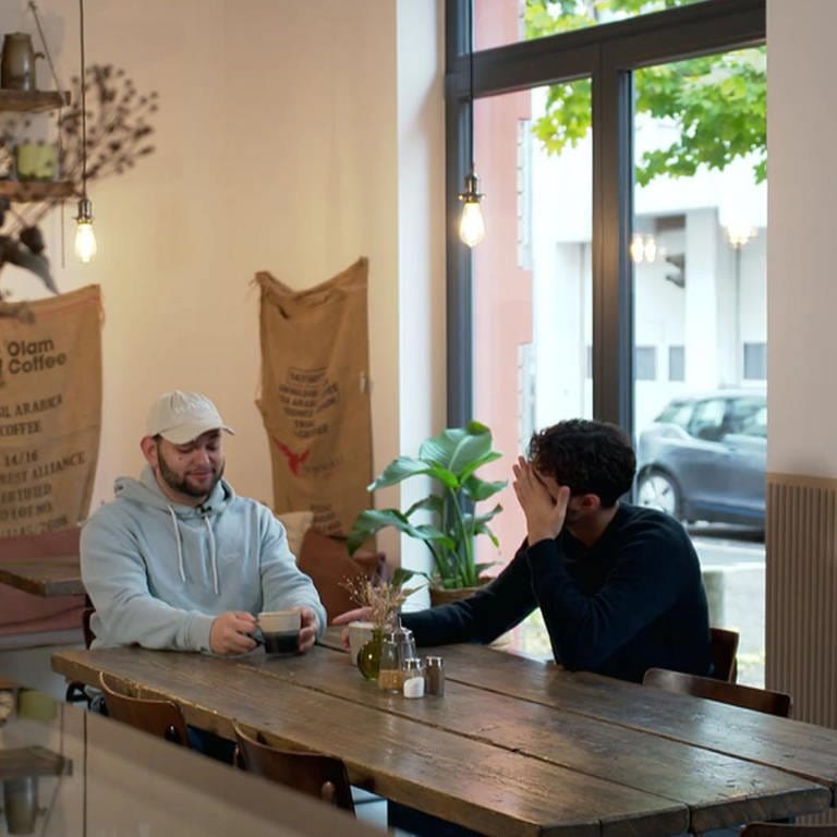 Zwei junge Männer jüdischer Abstammung im Café (Foto: SWR)