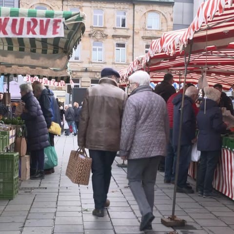 Menschen auf dem Kaiserslauterer Wochenmarkt