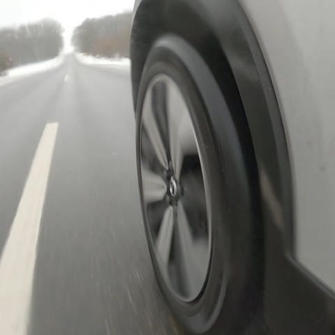 Nahaufnahme des Reifens beim Fahren auf der Straße (Foto: SWR)