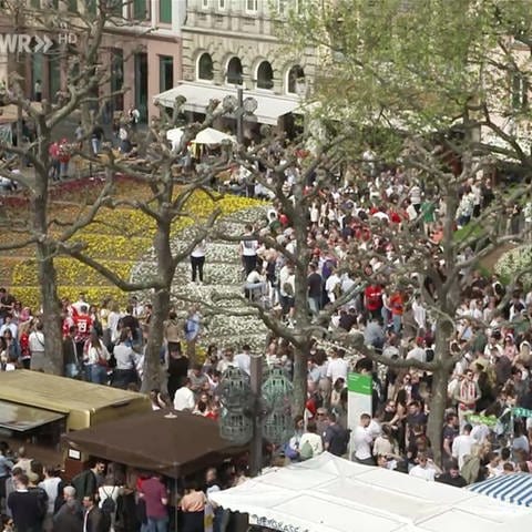 Viele Menschen auf einem Marktplatz