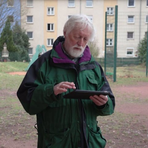 Mann mit Tablet in der Hand (Foto: SWR)