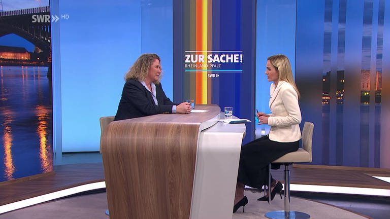 Moderatorin Britta Kanne und Studiogast Bettina Dickes von der CDU (Foto: SWR)
