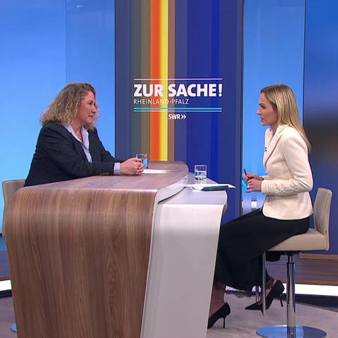 Moderatorin Britta Kanne und Studiogast Bettina Dickes von der CDU