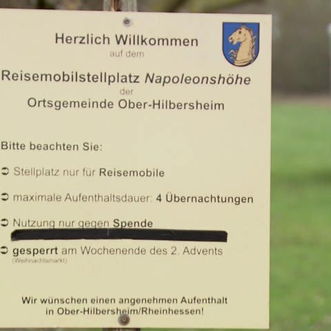 Informationstafel des Reisemobilstellplatzes Napoleonshöhe (Foto: SWR)