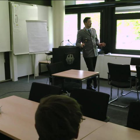 Vortrag der Bundeswehr vor einer Schulklasse